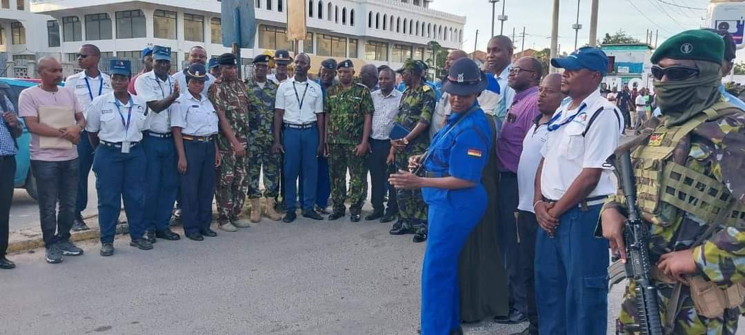 A handshake between The National Police and The KDF happened at Likoni. They agreed to work together going forward. But for peace wangechapana kidogo... waheshimiane.