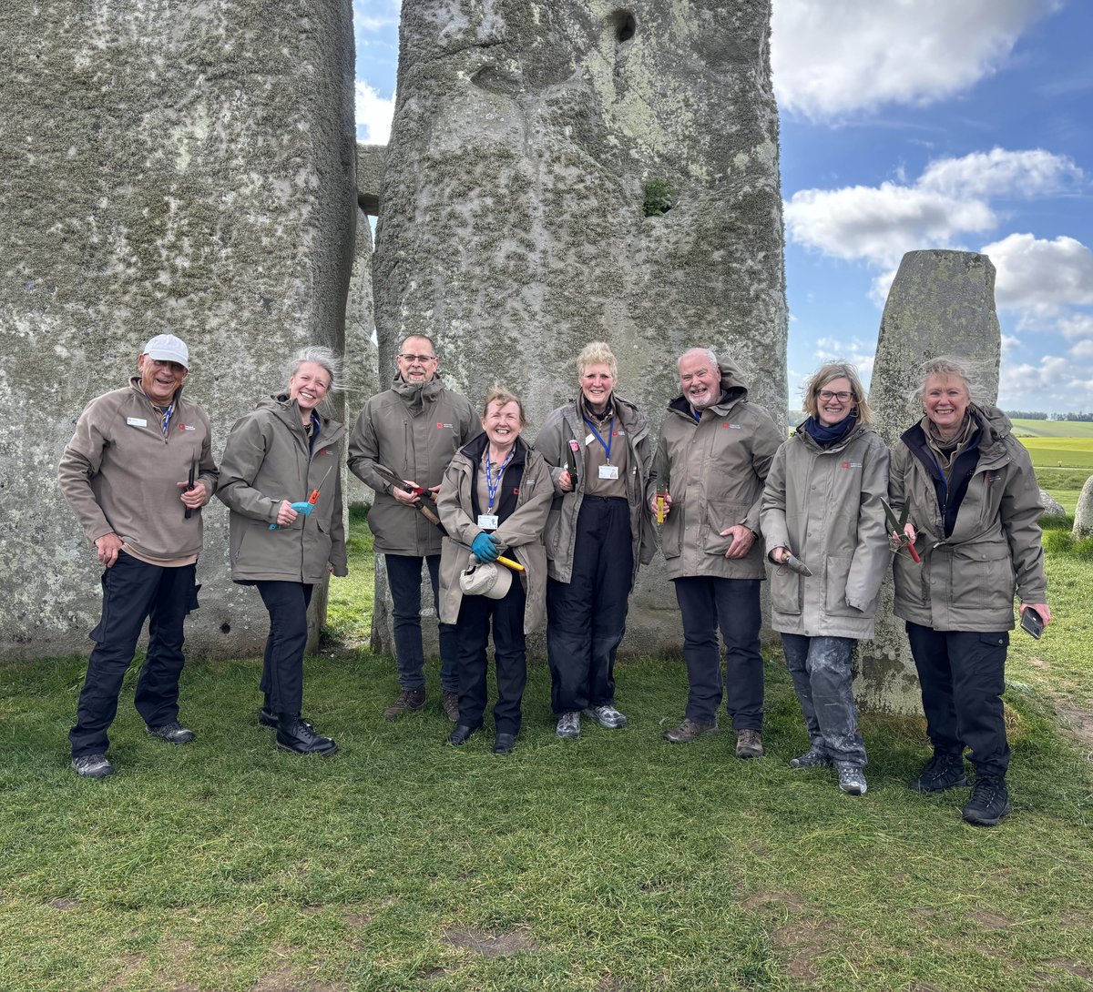 Our brilliant gardening volunteers have been carefully maintaining the area around the stone circle this morning. Thanks team! 😊 Find out more about volunteering at Stonehenge ➡️ bit.ly/43yDYsk