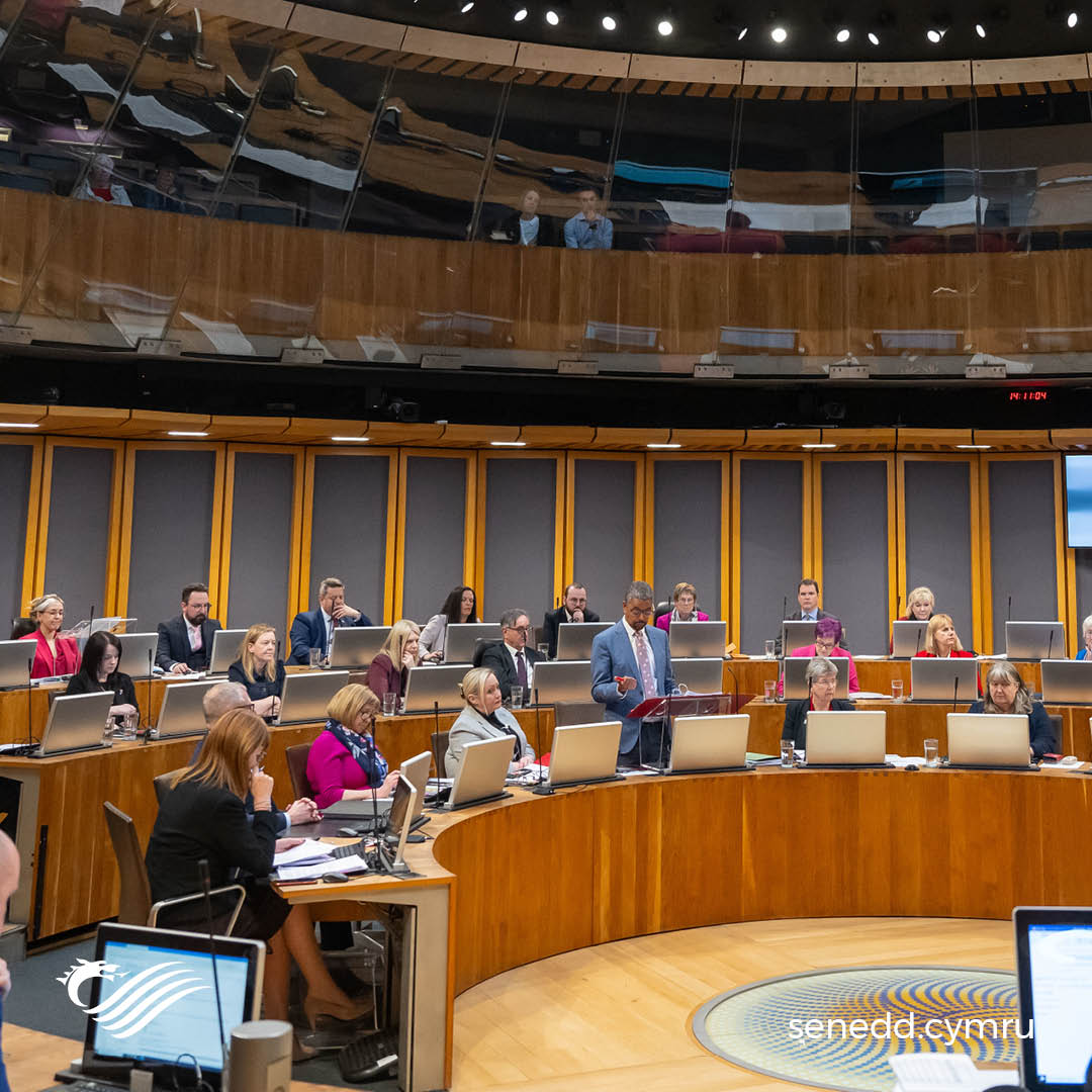 Ar hyn o bryd, mae Aelodau o’r Senedd yn holi’r @Prifweinidog yn ystod Cwestiynau i’r Prif Weinidog. Gwyliwch y sesiwn yn FYW nawr 👉 senedd.tv/Meeting/Live/2…