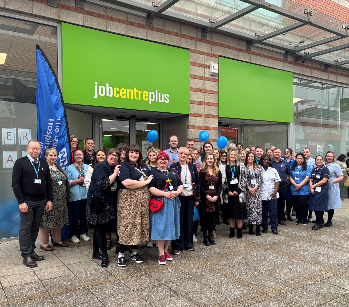 This Saturday (27 April) members of The Queen Elizabeth Hospital (QEH) staged a job centre take over with one clear mission in mind – to spread the word about the range of careers up for grabs at the Trust.

Read more here: qehklmediahub.com/2024/04/30/hun…