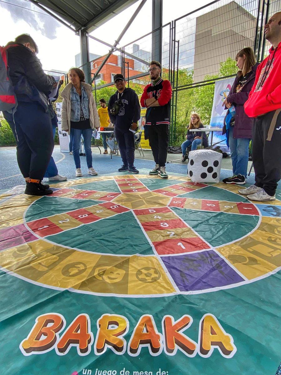 Amarroquimalaga's tweet photo. 📚 Un rato emocionante de aprendizaje en el Centro Cultural Gloria Fuertes de Barajas de #Madrid en el encuentro con diversas entidades donde estudiantes conocieron el juego #Baraka
👫La juventud se divirtió mientras aprendían sobre temas como la discriminación en #redesosciales https://t.co/zybB0VbsS8