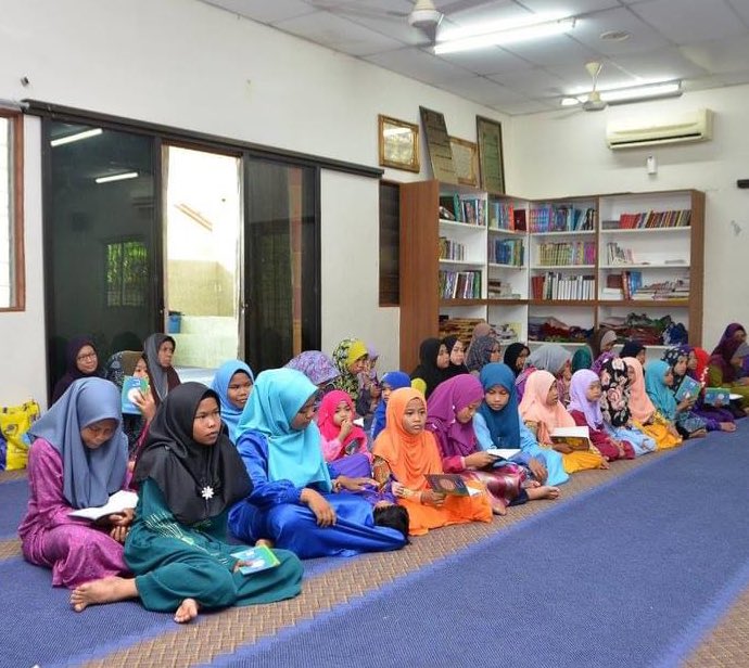 Kisah Rumah Anak Yatim Kasih Harmoni di Kampung Paya Jaras, Selangor 

Min sebak betul bila ikut hantar makanan kat sini masa Ramadan lepas. Mereka ni macam seakan perlukan kasih sayang & sokongan.

Nampak kami dtg senyum je, tapi senyum yang macam tersembunyi suatu kesedihan.…