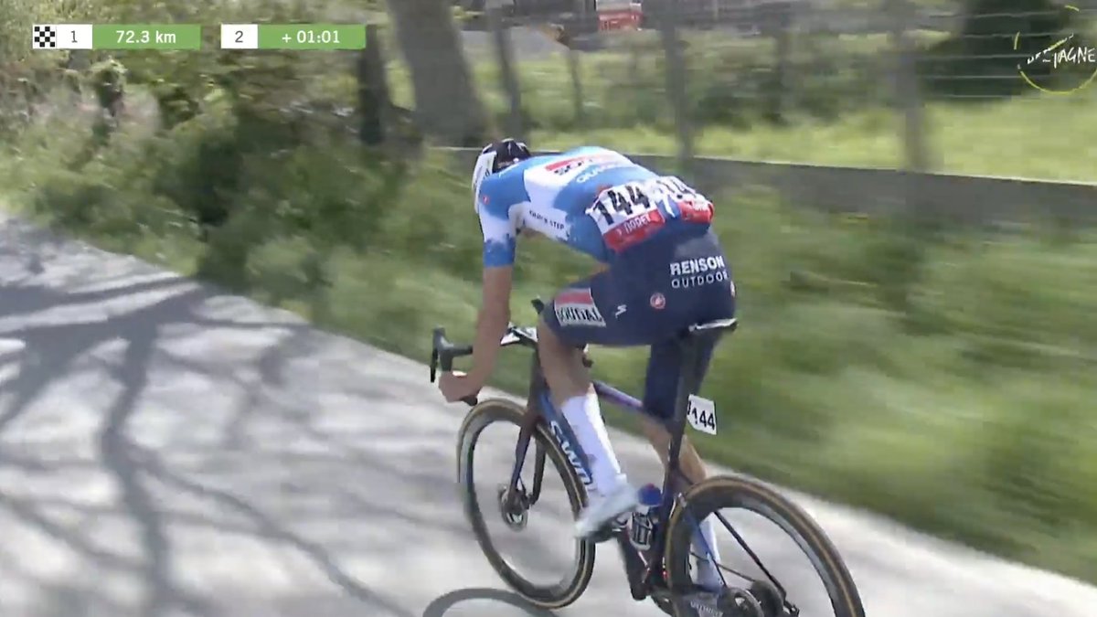 Federico Savino currently solo at the front in the sixth stage of Tour de Bretagne. #TDB2024 youtube.com/watch?v=OhJvYE…