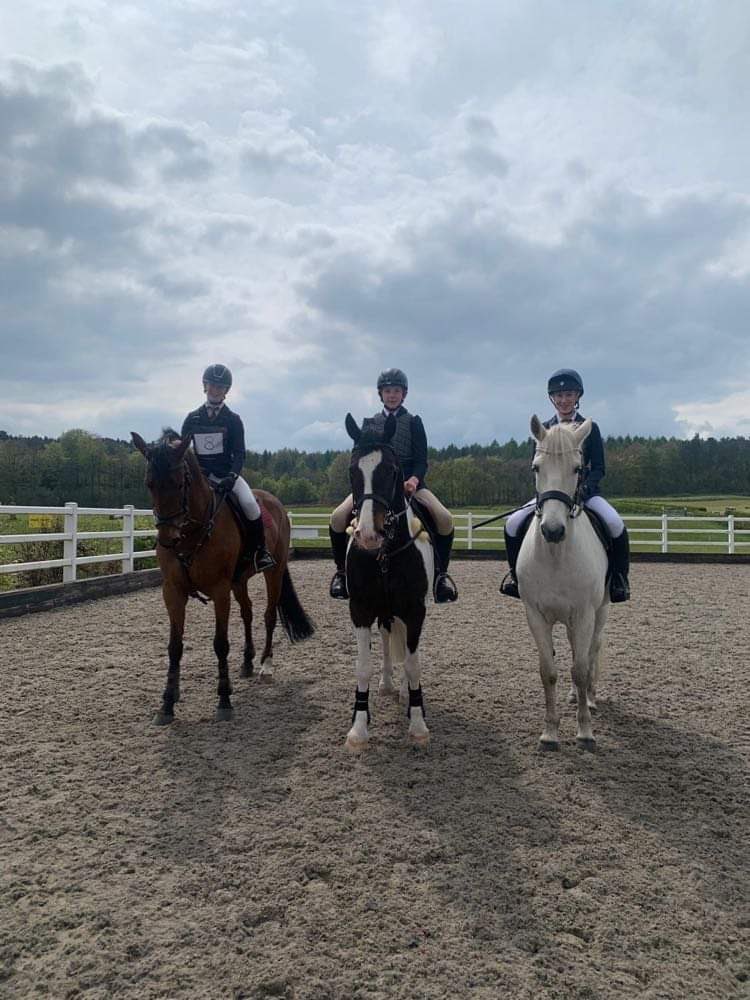 Diwrnod gwych yn Kelsall i’r tri yma dydd Sadwrn 27/4/2024. A great day on Saturday in Kelsall for the three below! Y tri wedi reidio yn arbennig i gynrychioli eu hysgol. 3ydd i Siwan Williams a 4ydd i Lleucu Newton yn y 90cm. 2il i’r tîm-Da iawn chi 👏🥳 🐎