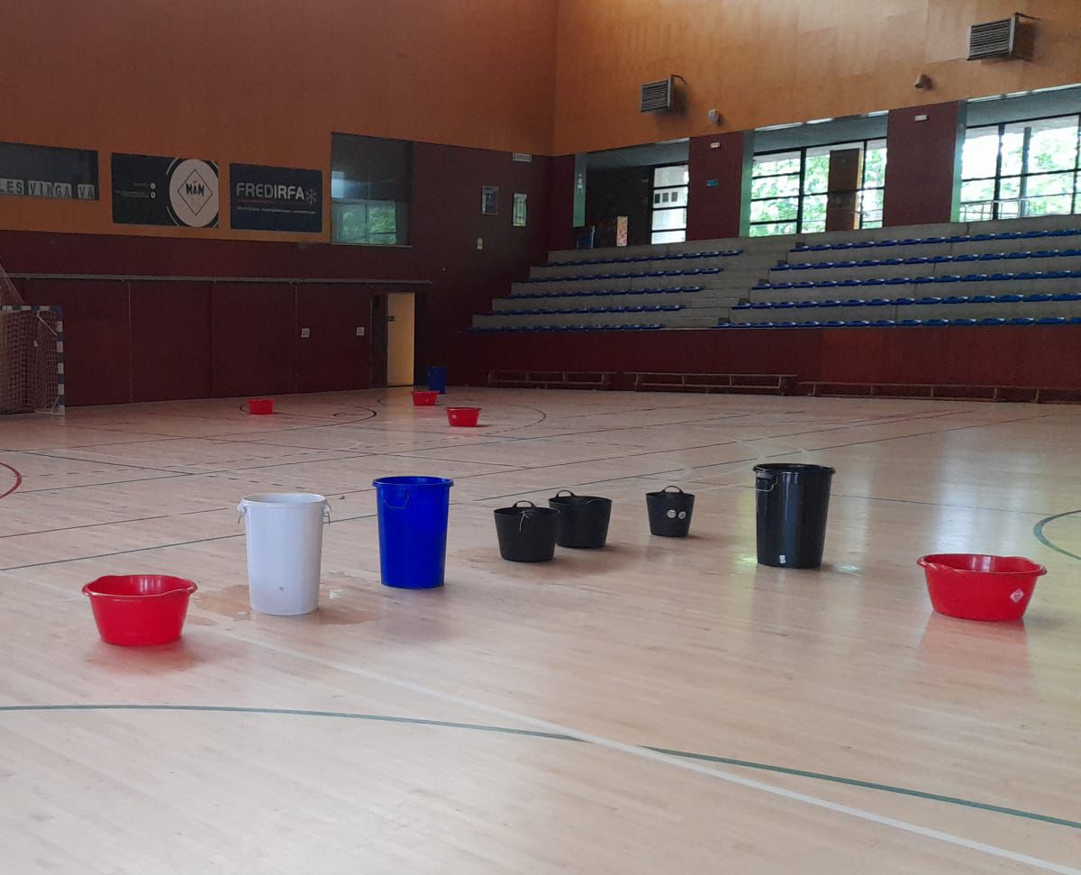 Un equipament públic que fa poc temps ha estat reformat (parquet i sostre) no pot tenir aquest aspecte tan deficient com el que presenta el  pavelló de la Draga #deBanyoles cada vegada que plou. <a href="/AjBanyoles/">Ajuntament Banyoles</a> cal mirar també l'esport de base de tant en tant.