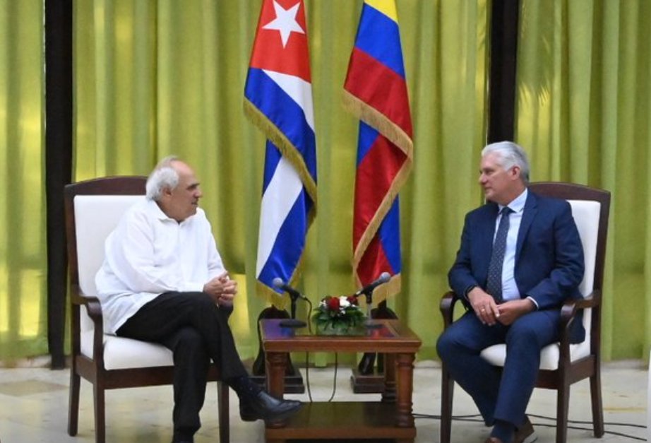 El Primer Secretario del Comité Central del Partido Comunista y Presidente de la República, Miguel Díaz-Canel Bermúdez, recibió en la tarde de este lunes al ex presidente Ernesto Samper...  #Cuba #Colombia
Ampliación:
👇
pcc.cu/recibe-diaz-ca…