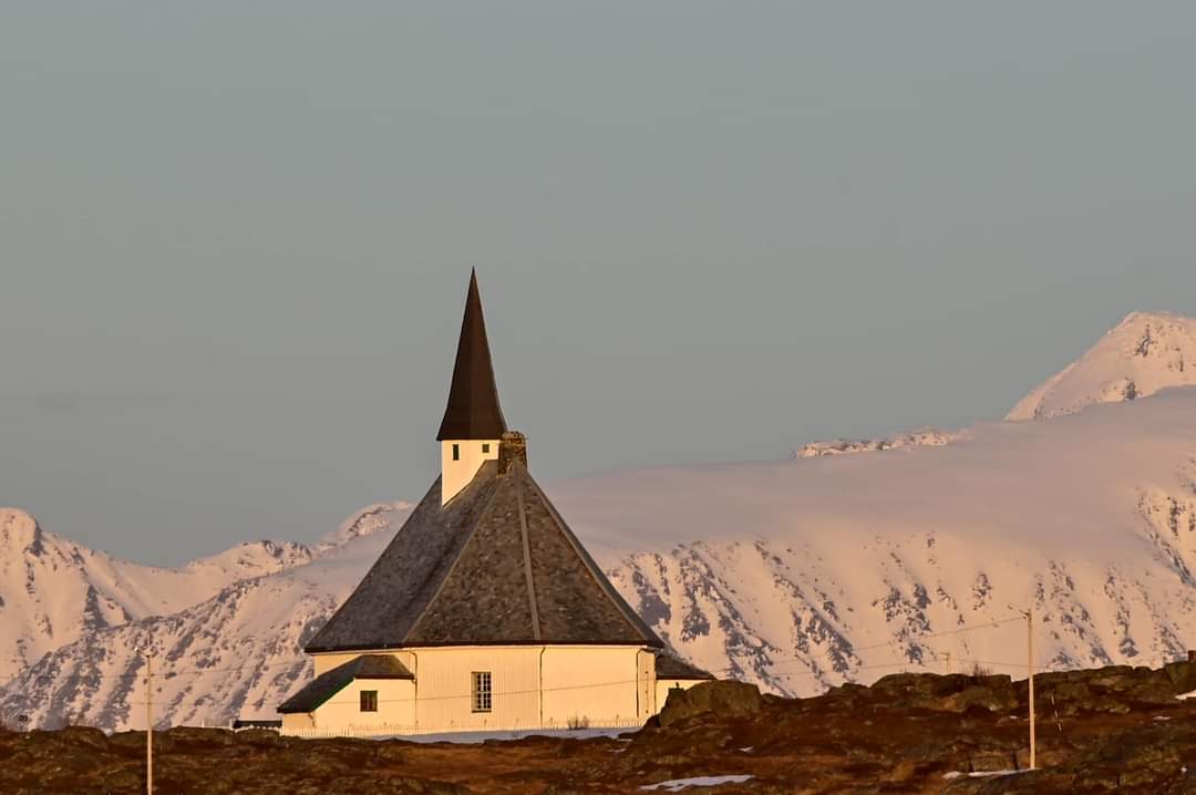 Hasvik Church, Finnmark 😍 Photo Monica Hellum #Norway