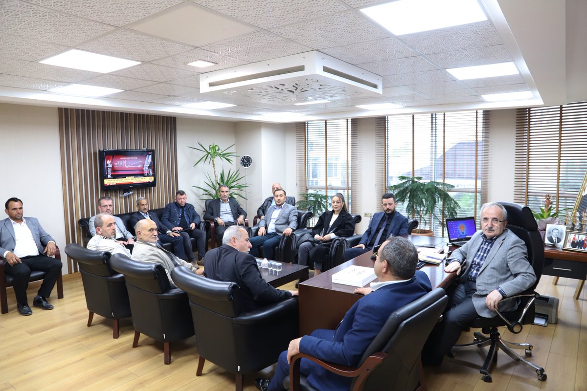 Tüm Samsun Muhtarlar Derneği Başkanı Osman Kocabıçak ve muhtarlarımız ile bir araya geldik, talep ve önerilerini dinledik. Ziyaretleri nedeniyle kendilerine teşekkür ediyorum.