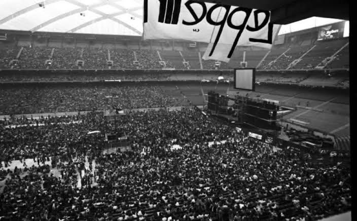 Tarihte bugün, 30 Nisan 1977’de Led Zeppelin Michigan'da 76.229 kişiye çalarak yeni bir dünya seyirci rekoru kırdı.