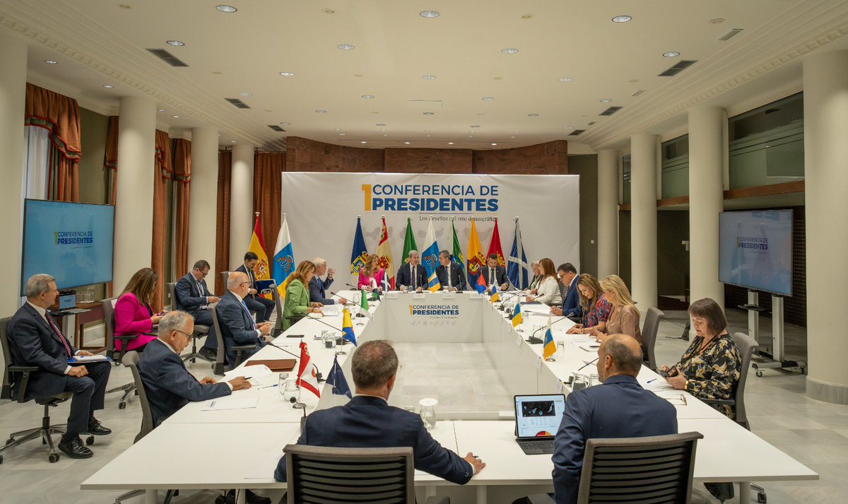 🔵 La primera Conferencia de Presidentes de Canarias concluye con un pacto unánime por poner en marcha medidas que mejoren la calidad de vida de todos los canarias y canarias. Gobierno y cabildos cierran filas para trabajar “coordinados” por una Canarias más sostenible.