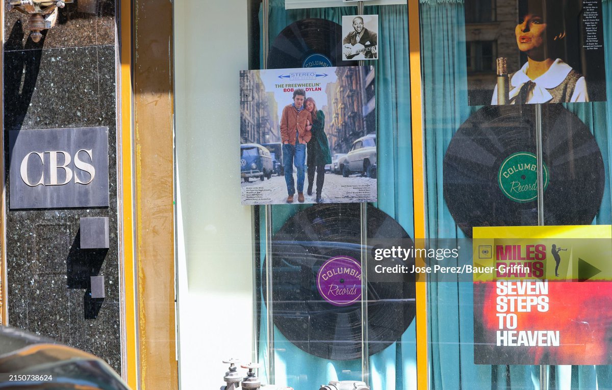 Timothée Chalamet and Elle Fanning recreating the cover of the album The Freewheelin’ Bob Dylan.

#acompleteunknown
