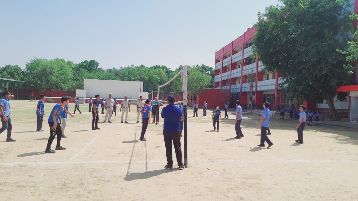 'Fostering community bonds through sports! 🏀🙋‍♀️🙋‍♂️ A friendly volleyball match was organised @ Greenfield pub school by Ps GTB Enclave. Strengthening the bond b/w students & police staff,fostering mutual respect and understanding. 👮‍♂️ @DelhiPolice @CPDelhi @Ravindra_IPS @AddlCPER