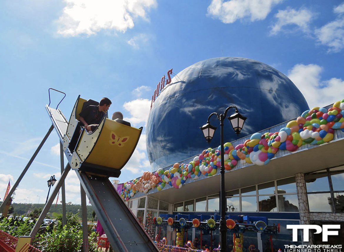 It’s April 30th! The first time I’ve ever covered the “butterfly” model. Are these even coasters? 🤔 There’s almost 100 of these around Europe, a “self service”, back and forth shuttle. This one is just called Butterfly, at Merlin’s Kinderwelt in Czechia 🇨🇿 (📸Theme Park Freaks)