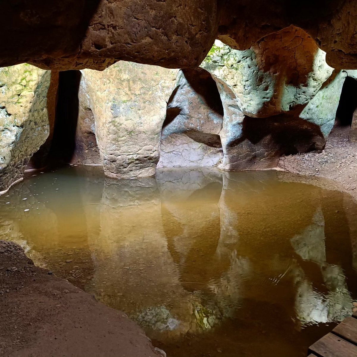 💦 Torna l'aigua a l'interior de la Cova del Toll! 🌧️ Les pluges d'aquests últims dies han donat pas de nou al riu subterrani gràcies a la gran quantitat d'aigua que han descarregat. L'últim cop que l'aigua va circular per l'interior de la cova va ser el passat abril de 2022