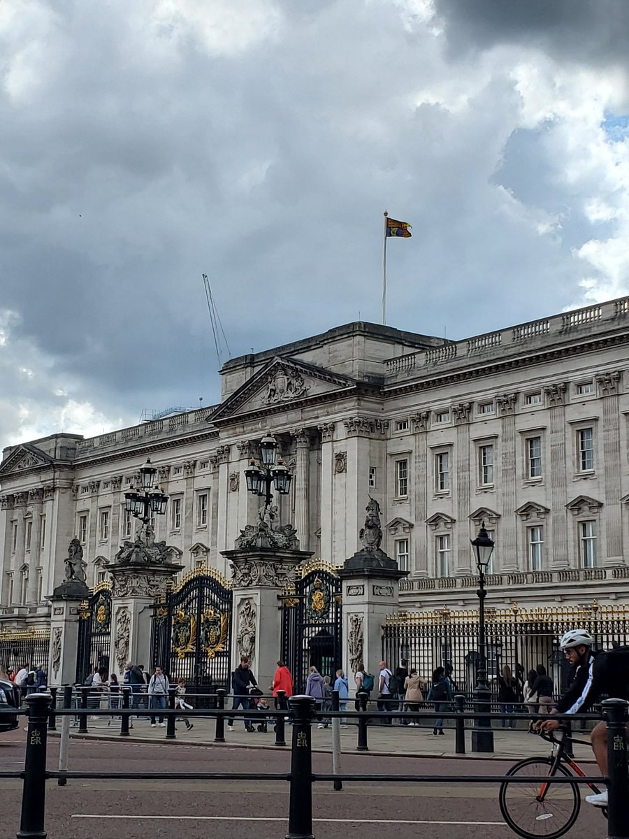 👑 Carlos III aprovecha para pasarse por 'La Oficina', como los Windsor llaman a #Buckingham, tras su primer acto público tras el anuncio del cáncer que padece, una visita a un centro oncológico.
La Enseña Real indica que el rey está en palacio