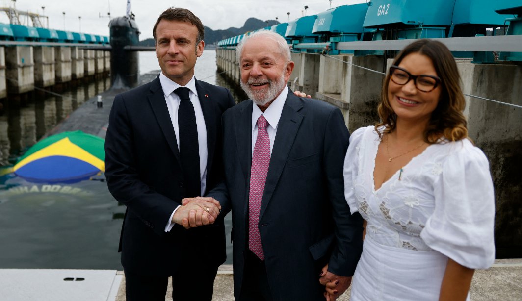 🚨EFEITO LULA - Após Festa do Submarino de Janja, Macron e Lula, Marinha Perde Verba e Mais de 200 São Demitidos. A celebração do lançamento do submarino Tonelero foi um evento grandioso, onde personalidades como Lula, Janja e Macron estiveram presentes. No entanto, o clima