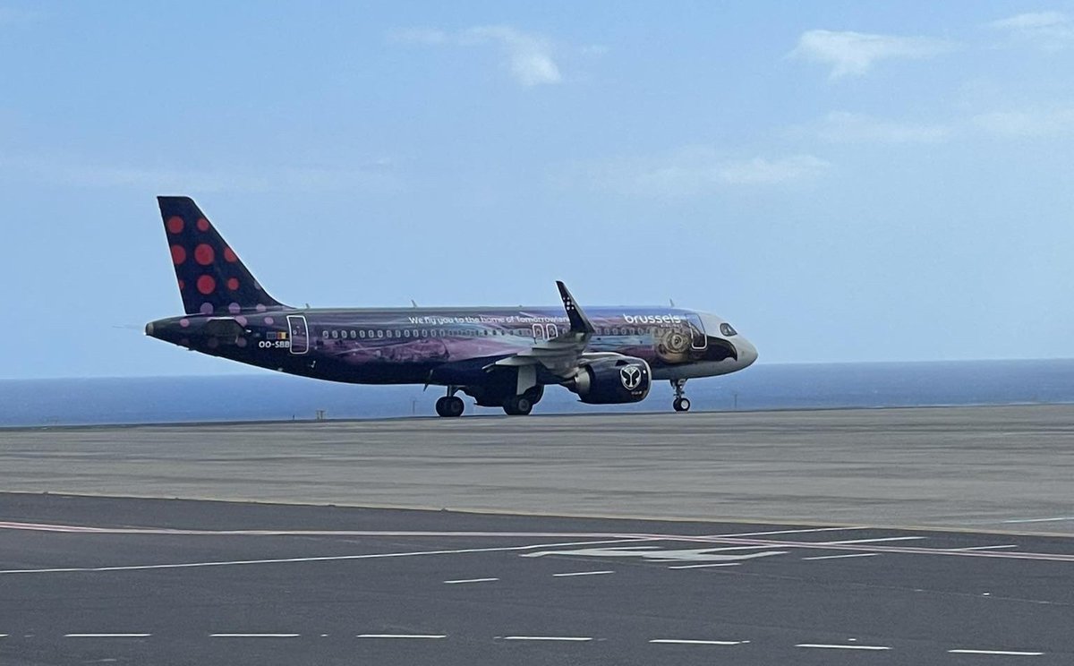 Luciana García nos envía esta foto desde el aeropuerto de Tenerife Sur, donde aterrizó por primera vez el pasado viernes el OO-SSB, el nuevo A320NEO de Brussels Airlines con librea especial de Tomorrowland. Una librea fantástica 😍