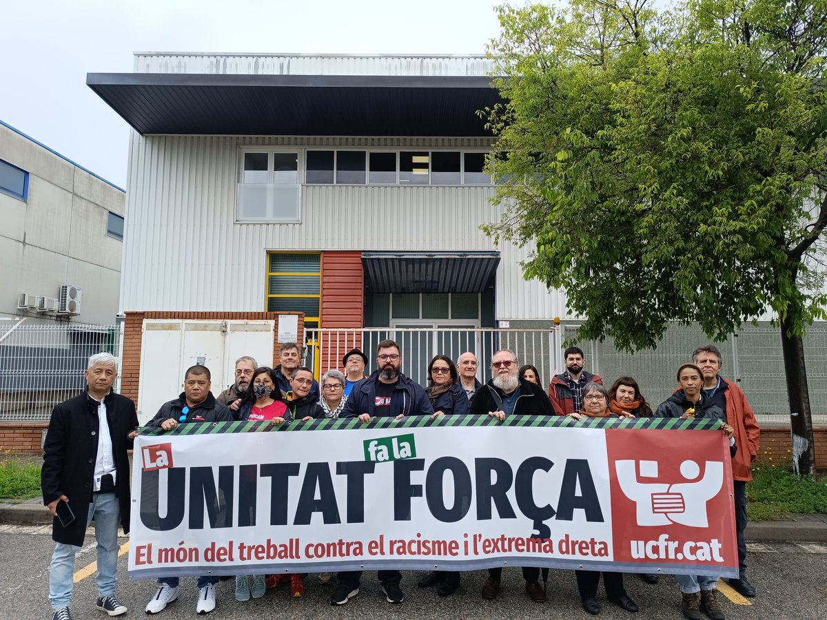 Racisme fora de la societat i de les empreses. Aquest matí diferents persones de diferents col·lectius, sindicats, han fet una concentració en solidaritat amb un treballador de l’empresa Marea Watches de Mataró. Llegiu mes en pinedademar.cnt.es