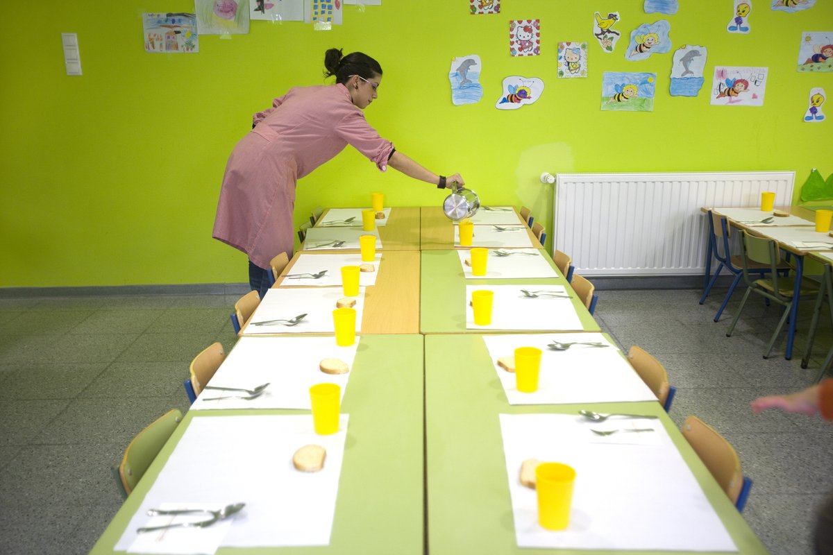 🍽 143,8 millones para contratar el servicio de comedor escolar para los próximos dos años. 👉 El Consejo de Gobierno autoriza a la APAE el gasto necesario para el servicio de comedor y el programa de refuerzo en alimentación infantil en 1.445 centros. lajunta.es/4rh5j