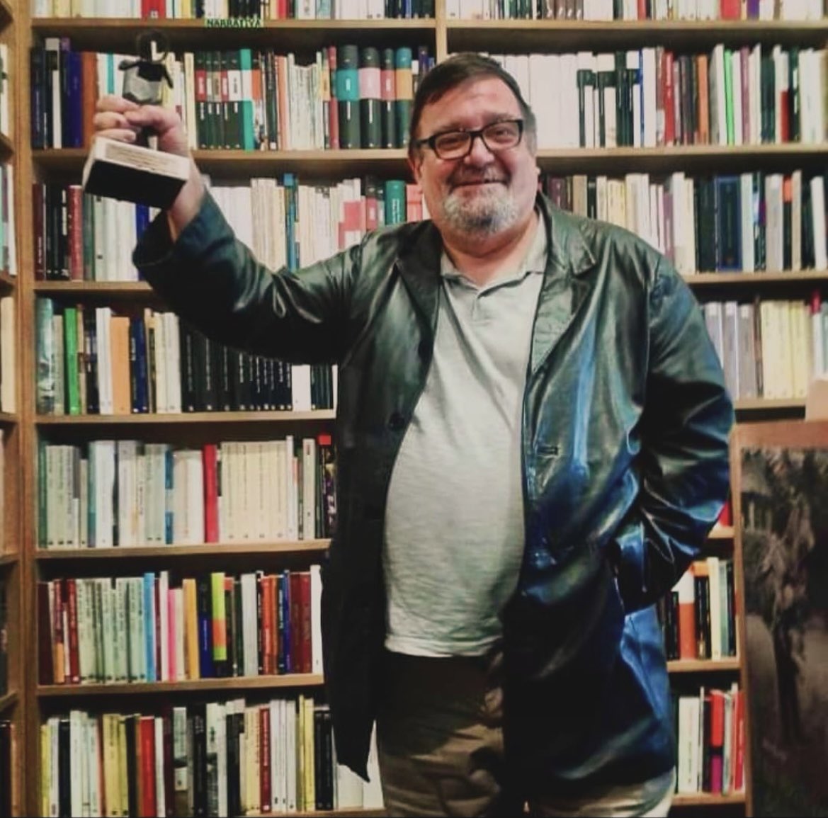 Se ha muerto Miguel Hernández, librero histórico de la librería Antonio Machado. Fue mi librero desde los once años hasta que se jubiló, qué pena más grande, joder