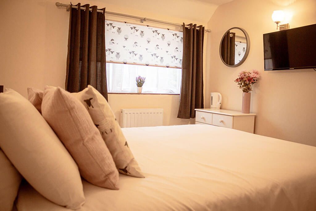 aroundaboutbrit's tweet photo. 🌿 Situated in the scenic village of Hutton-le-Hole in North Yorkshire, this delightful establishment offers a welcoming and family-friendly retreat for travellers seeking a memorable getaway.

🛏 Bed &amp; Breakfast 
https://t.co/vmQtkD89M8

#HuttonleHole #NorthYorkshire @TheBarnGH https://t.co/TaGgzVcggh