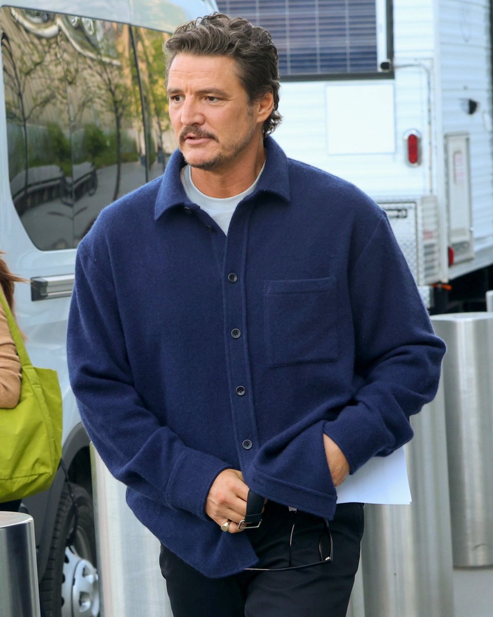This shirt made Pedro Pascal the cosiest man in Hollywood. If you don't have a fleece overshirt in your wardrobe already, here's your sign: britishgq.visitlink.me/ZfBZdu