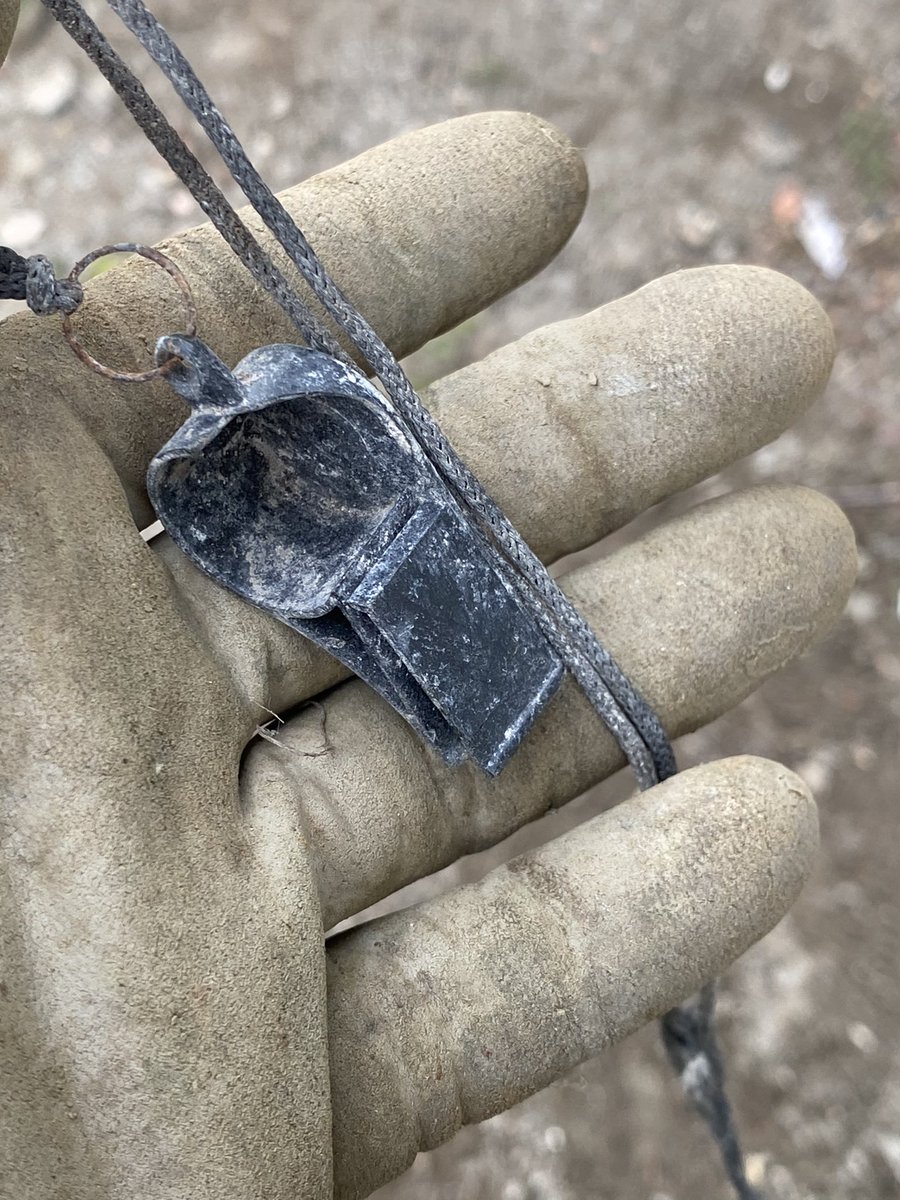 Köye gelir gelmez boynumda ki düdüğü fırlatmıştım, unuttuğumda karşıma çıktı. Unutmayın!