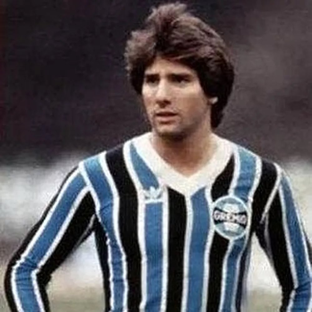 Gremio's tweet photo. No dia 30/04/1980, Renato Portaluppi fazia sua estreia com a camisa do Grêmio. Foi em amistoso contra o Novo Hamburgo, no antigo Estádio Santa Rosa, que acabou 2 a 2. Há exatamente 44 anos. O resto é história! 💙🇪🇪 https://t.co/YHV6xyLHQM