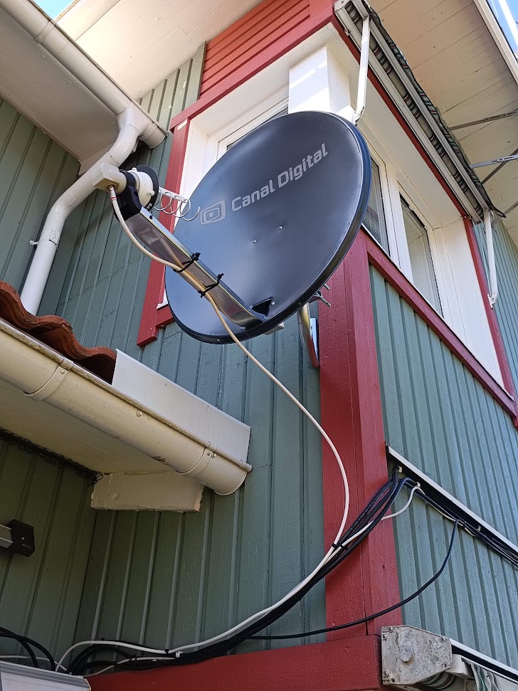 LNB connected. RX is up and running, stable and good signal. Next TX cable to Helix.