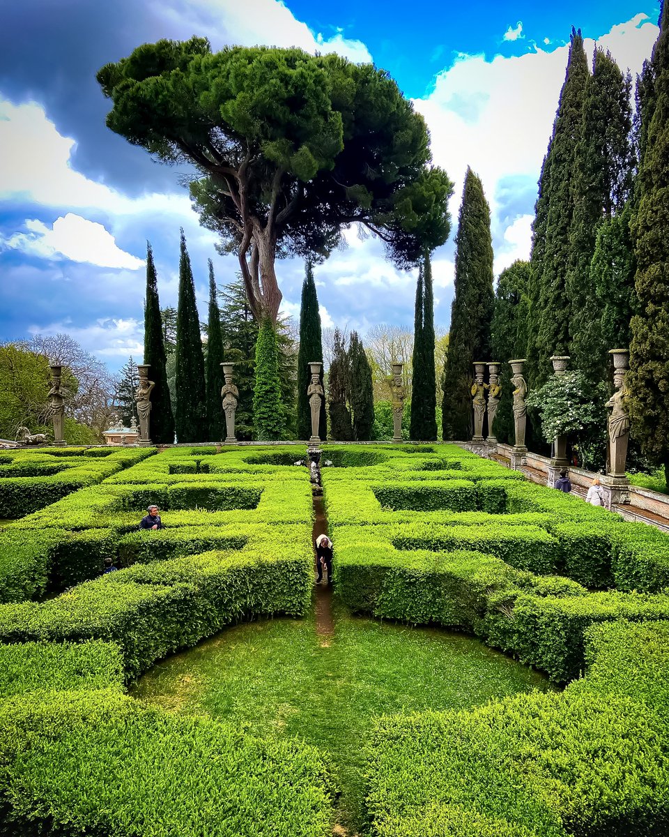 Gioielli dell'arte e dell'architettura ma anche della sistemazione dei giardini.  

Girdino alto  di Palazzo Farnese #Caprarola💜

Repertorio personale recente