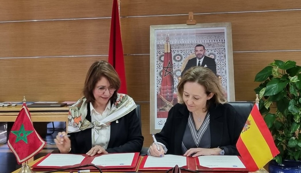 La presidenta del #CSIC y la directora de @cnrst han firmado hoy en Rabat un acuerdo para impulsar la colaboración entre ambas instituciones en áreas de investigación científica de interés común, como: 💻IA ☀️Energías renovables 🌍Medio ambiente 👉encr.pw/48QFI