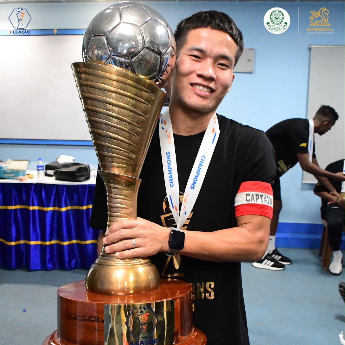 Our Mizo winger flaunting the coveted title! 🖤🤍🏆

#JaanJaanMohammedan 💪🏼#BlackAndWhiteBrigade 🤍🖤 #ILeague 🏆 #IndianFootball ⚽