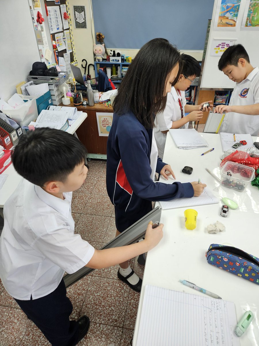 G6 students doing gravity and mass experiments to test out their hypotheses. @aishongkong @asimpsonEDU @DoctorBaumA @wing_mwing @MrsMorrisonEDU @Meg_Rob22