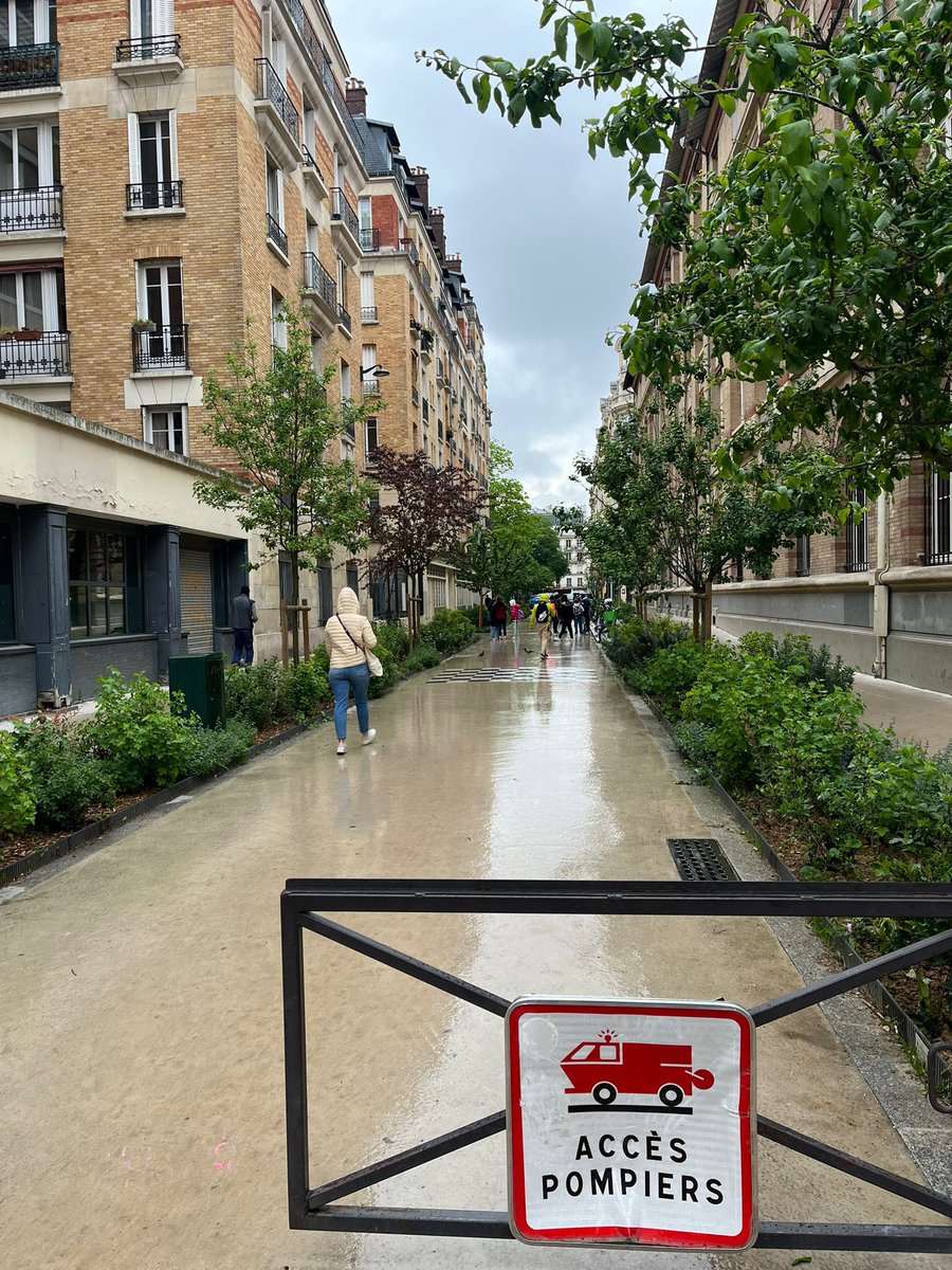 Dans tout Paris, ce sont 300 rues aux écoles qui seront aménagées d’ici 2026. Paris poursuit sa mutation écologique et sociale : en piétonnisant les rues devant les écoles, nous garantissons un avenir plus vert et plus durable pour les petits Parisiens et Parisiennes 👶🧒🏾