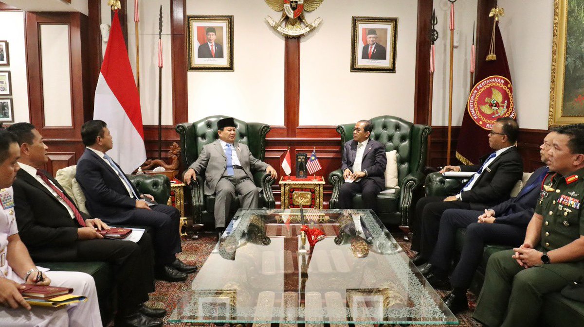 Menteri Pertahanan RI Prabowo Subianto @prabowo, menerima kunjungan kehormatan Menteri Pertahanan Malaysia @MINDEFMalaysia Yang Mulia Dato' Seri Mohamed Khaled Nordin @KhaledNordin , di ruang kerja Menhan, Jakarta, Selasa (30/4).