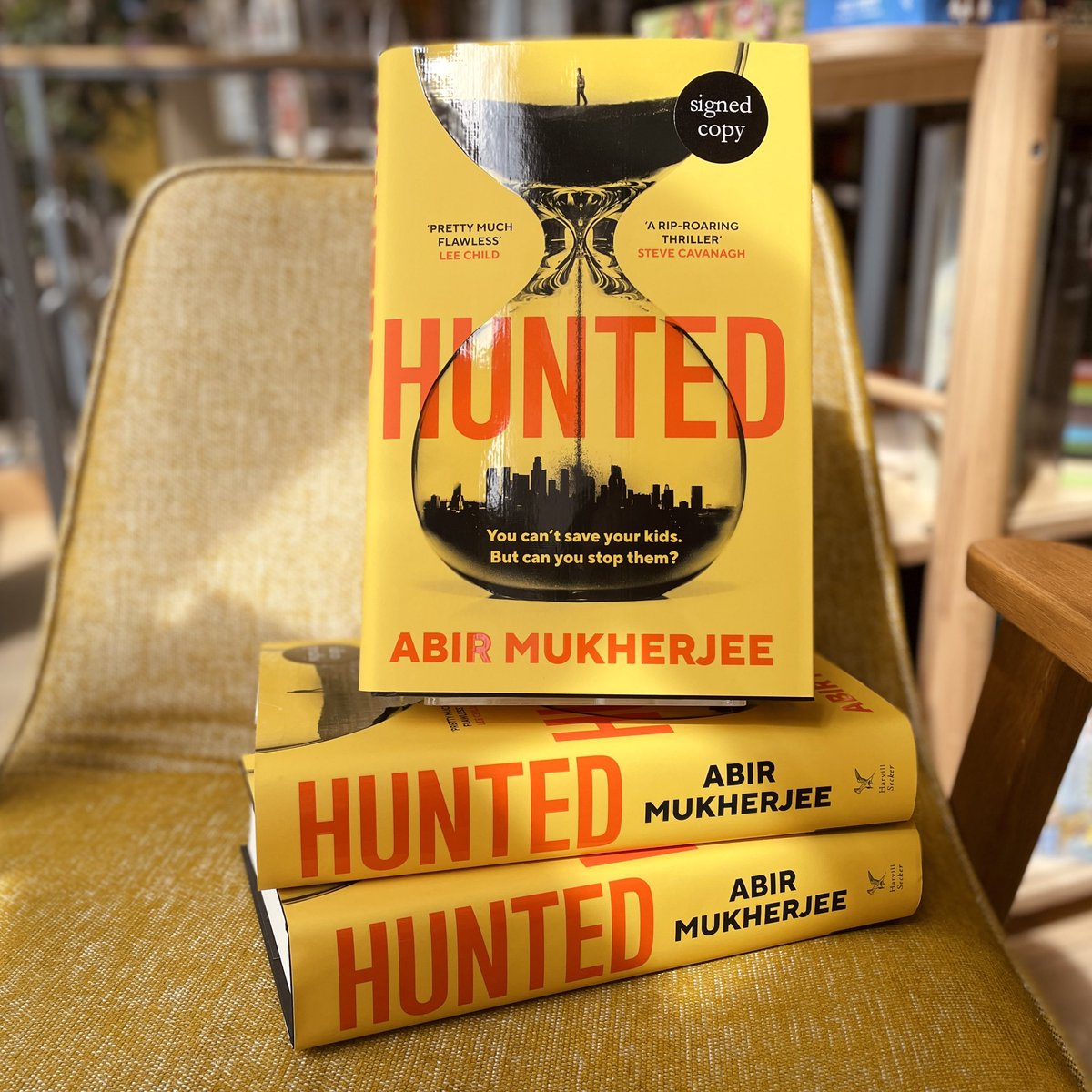 ONE WEEK TODAY! 💫 Join us on Tuesday 7th May for an evening celebrating @radiomukhers new standalone thriller Hunted. Mukherjee will be in conversation with fellow writer @cbrookmyre. Sign up here: theportobellobookshop.com/events/abir-mu…