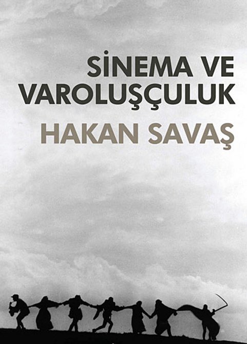 Prof. Dr. Hakan Savaş hocamızı erken yaşta kaybetmişiz. Çok üzüldüm. Bir kitabını Eskişehir Film Festivali sırasında kendisine imzalatmıştım diye hatırlıyorum. Doktora tezinden yola çıkarak kaleme aldığı Sinema ve Varoluşçuluk kitabı, alanında öncü, çok sağlam bir çalışmadır.