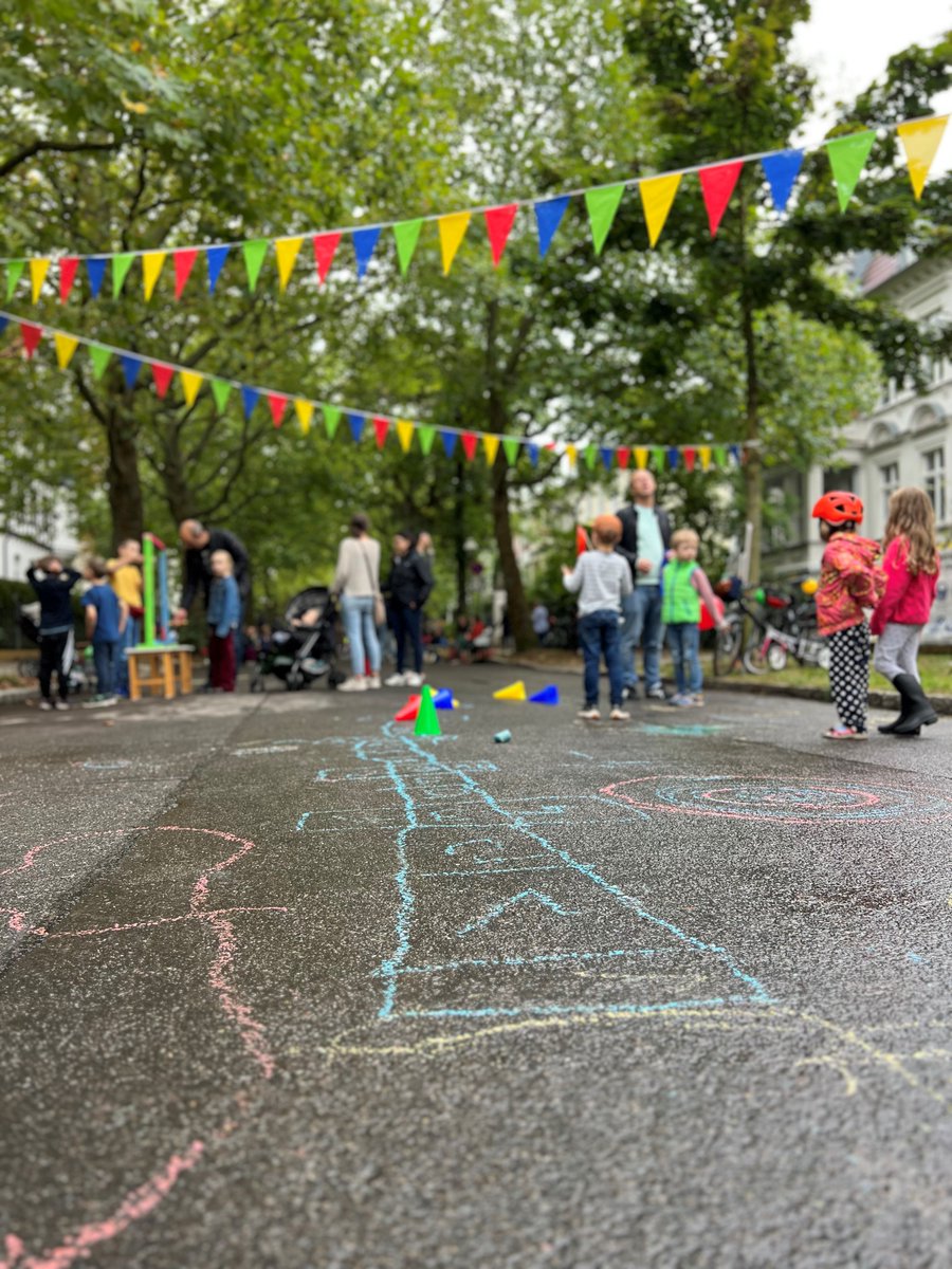 🚸Die Temporäre Spielstraße in der Ferdinandstraße, Lichterfelde-Ost, ist zurück! Von Mai bis August wird an jedem ersten Freitag des Monats die Straße von 15 bis 19 Uhr für Spielaktivitäten freigegeben. Machen Sie gerne mit. ℹ️berlin.de/ba-steglitz-ze… #Steglitz-#Zehlendorf