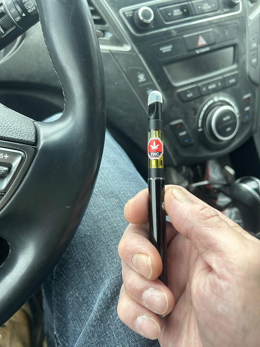 Man I get sent to a job an hour away, said they knew I was coming

Sitting here for an hour now waiting for the guy

So tempted just to hit this just a little 

But I CAN’T,   FML

#CannabisCommunity #420Life
