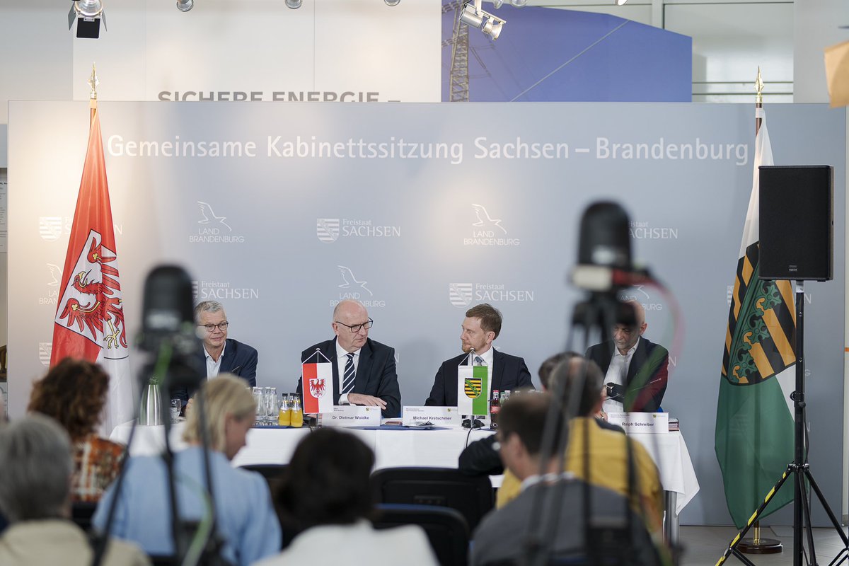 #Sachsen und #Brandenburg haben die gleiche Philosophie beim #Strukturwandel. Wir setzen auf Innovation, Technologie und Infrastrukturausbau. Unsere gemeinsame Sitzung in #Boxberg ist ein klares Zeichen für die Menschen, die hier im Revier arbeiten - wir stehen zu dem, was wir…