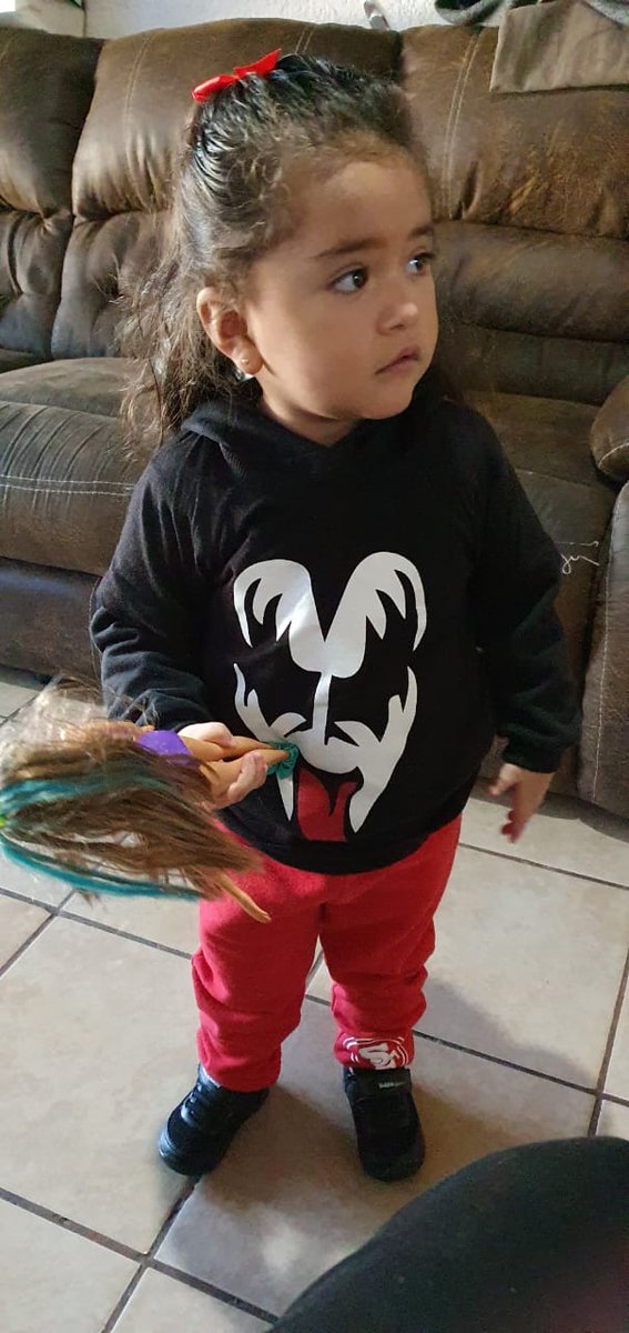 maykhidalgo's tweet image. Saludos a las demoniaquitas @leiramchdz @MonsterCas2 y @luisalaouija   Ya viene la letra "H", y para el saludo a mi morrita FÁTIMA, que venga Heavysaurios para llegar a su escuela y a su festejo con todo y con la actitud del #EstáVivo. Así se quiso vestir hoy 🤘🏻🤘🏻