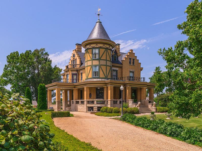 1890 Victorian: Queen Anne For Sale in Lexington Illinois
$4,500,000 · 5 br, 4 ba, 1 hb · 9,000 sq ft · 42 acres
oldhouses.com/36077