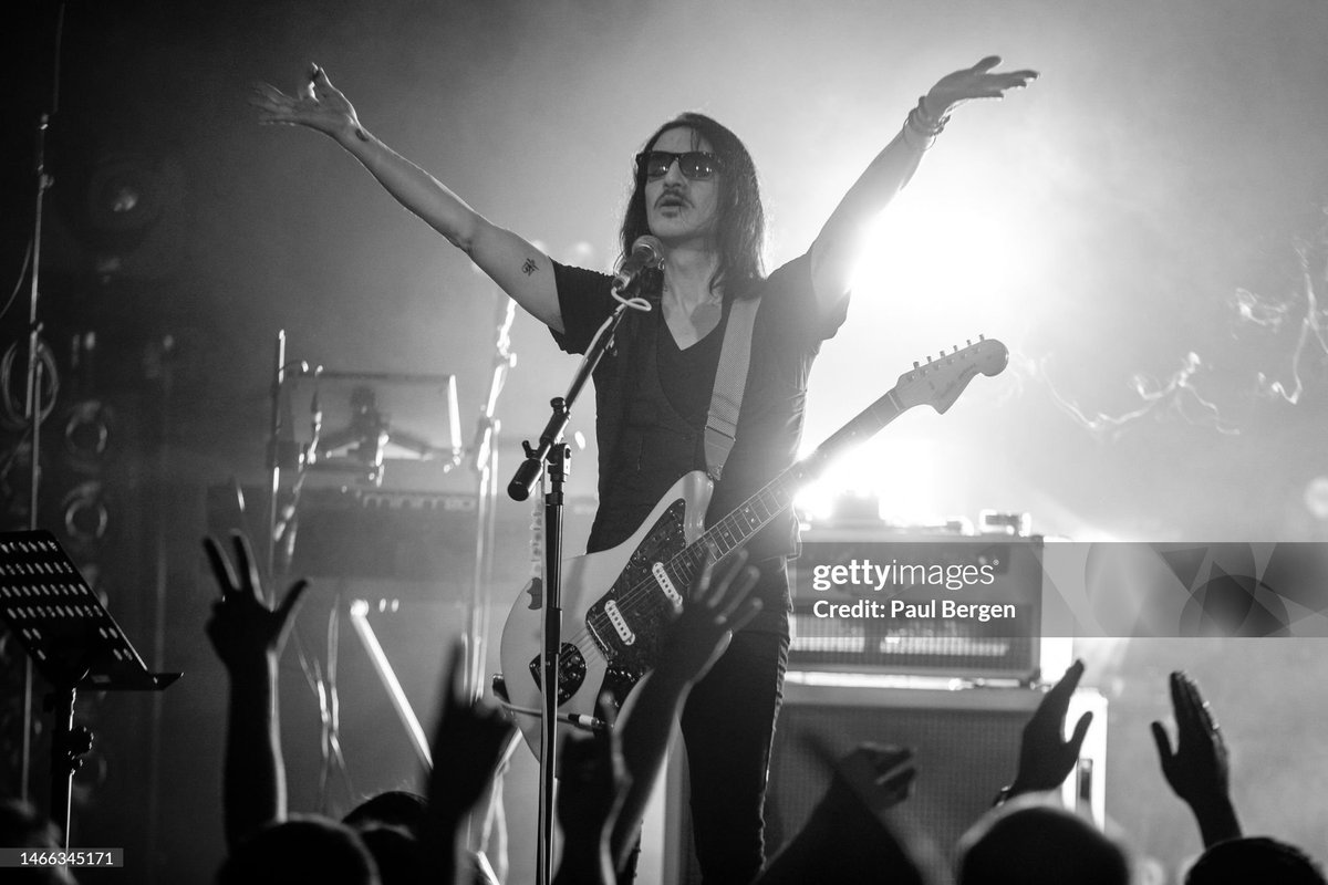 El cantante y guitarrista Brian Molko de Placebo actúa en Botanique, Bruselas, Bélgica, el 29 de marzo de 2022. Toca una guitarra Fender Jaguar. 📸 Paul Bergen/Redferns
#brianmolko #placebo #fenderjaguar
#rock #rockandroll #music #musica #musically #radio #radioonline