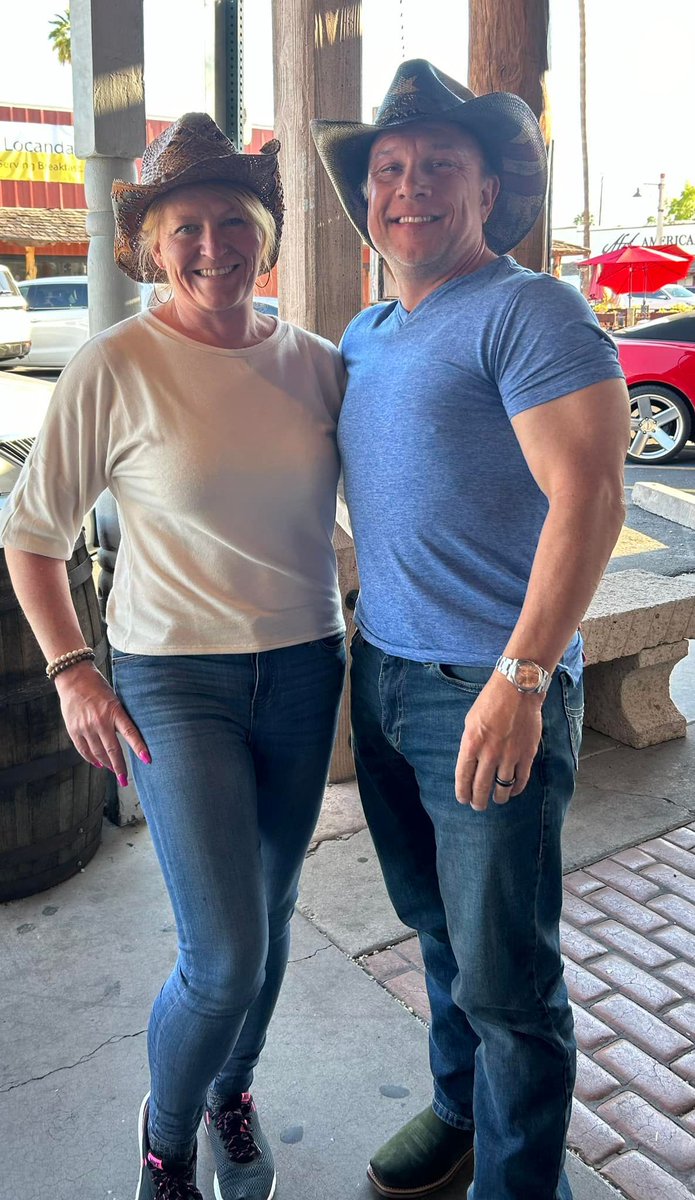 If it’s in Scottsdale, Arizona and it has Nashville in the name it must be good, Belle's Nashville Kitchen 
We plan on spending more time down here this winter. Already 88 degrees 😊. #TeamNeedham #ScottsdaleArizona #Arizona #Nashville @bellesnashville