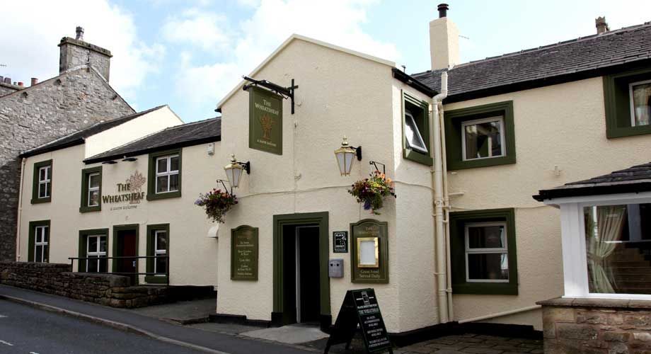 The Wheatsheaf, Ingleton, is a charming Yorkshire village inn with roots dating back to the 17th Century! 🐶 Welcomes dogs and small pets 🐾 weacceptpets.co.uk/northyorkshire… @wheatsheaf_ing #Ingleton #Yorkshire #Inn #PubFood #History #Adventure #Nature #Rural #Countryside #DogFriendly