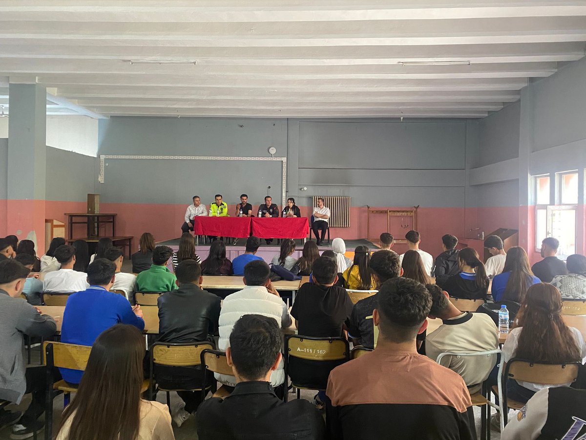 CelaliMtal's tweet photo. Okulumuzda" Mesleki Rehberlik" kapsamında Kariyer Günlerinin ikinci programı düzenlendi. Avukat, polis, zabıt katibi,beden eğitimi öğretmeni meslek grupları mesleğin uzmanları tarafından ögrencilerimize tanıtıldı. @dogubayazitmem @sendavut4848 https://t.co/7CCjpRJyPA