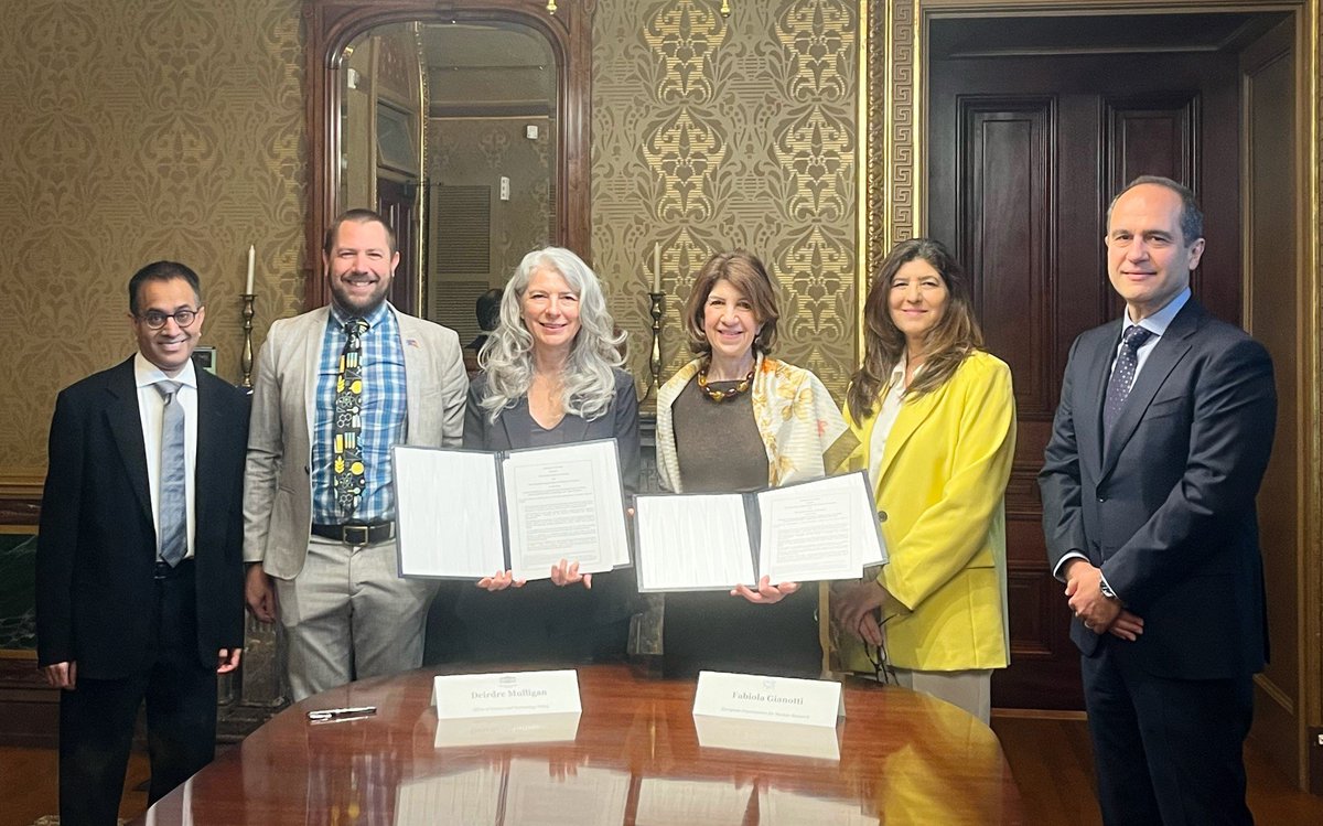 Recognizing their historic partnership, CERN &amp; the USA have signed a Joint Statement of Intent to foster collaboration for the next major physics research facilities, advanced scientific #computing &amp; #openscience bit.ly/4dkrc6i
