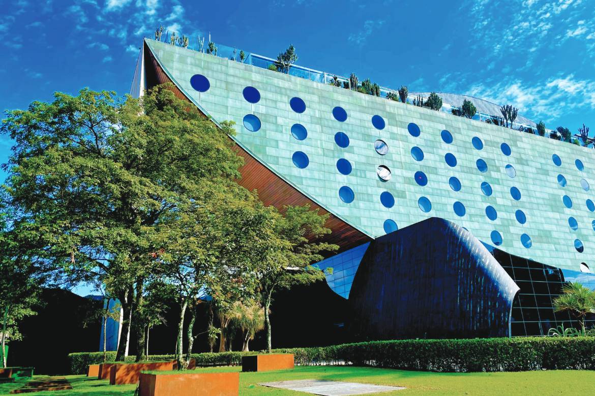 The five-star 95-room Hotel Unique by Brazilian-Japanese architect Ruy Ohtake is astonishing. Its main copper-clad structure, perforated with circular windows, is an upside-down arch that evokes a simple drawing of a boat or a seed-pocked papaya slice. bit.ly/3Uy8FMU