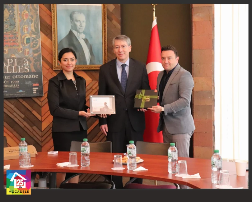 Lösemiyi yenmiş kahramanlarımız, Fransa'da T.C. Büyükelçisi Sn. Yunus Demirer'i ziyaret etti. Çocuklarımızı konuk eden Fransa Büyükelçiliğine ve Büyükelçimize teşekkürlerimizi sunarız.

Çocuklarımıza Fransa seyahati deneyimini yaşatan Hanımeli Derneğine ve ekibine teşekkürler🤗