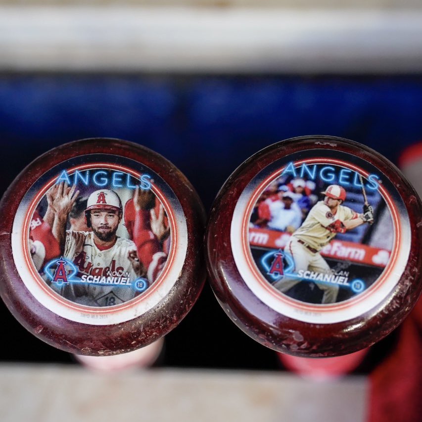 𝗜𝗧’𝗦 𝗢𝗙𝗙𝗜𝗖𝗜𝗔𝗟: A number of players across the MLB are using bats that have photos of their Topps Flagship cards on the bat knob.

After these bats are used in games, the knobs will be cut off from the bats, and put into 1/1 autograph cards.